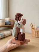 O Cuidado de São José – Cena em Crochê com o Menino Jesus | Amigurumi Artesanal